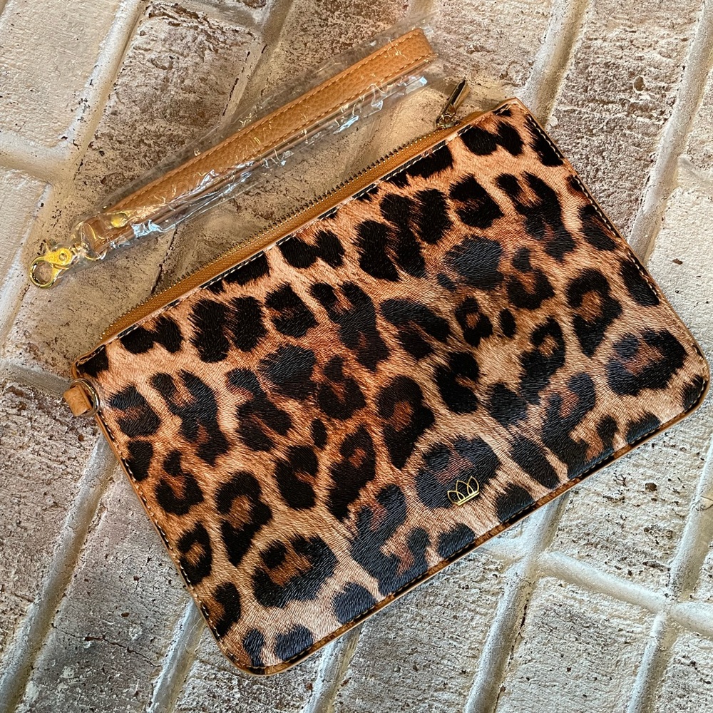Stylish Leopard Print Wristlet in Vegan Leather - Perfect for On-the-Go Storage - Picture 4 of 12